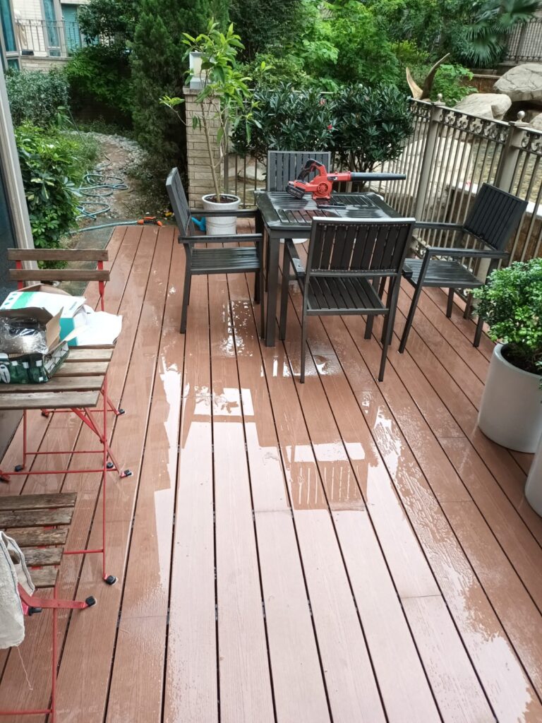 逸瓏灣前花園戶外木工程7