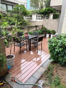 逸瓏灣前花園戶外木工程9